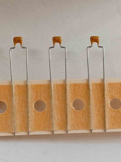 C317C102K1R5CA7317 100PF 200V 5mm MAYLER KEMET POLYESTER KONDANSATÖR resmi