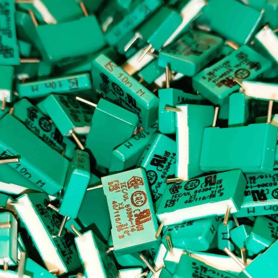 F861BB103M310C 10NF 310VAC 15 0.2 KEMET POLYESTER KONDANSATÖR resmi