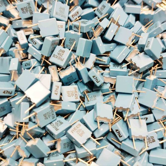 PHE426HJ5470JR05 47NF 250V 5 0.05 KEMET POLYESTER KONDANSATÖR resmi