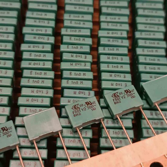 F881KF102M300R 1NF 300VAC KEMET POLYESTER KONDANSATÖR resmi