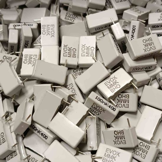 MMK15 104K400B04L4 BULK 100NF 400V 15 0.1 KEMET POLYESTER KONDANSATÖR resmi