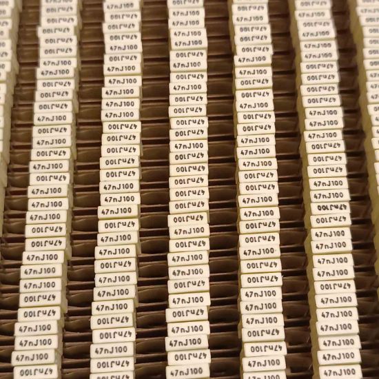 R82EC2470DQ60J 15NF 100V 5 0.05 KEMET POLYESTER KONDANSATÖR resmi