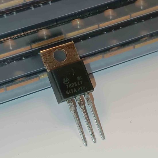 MC7805CT 5V 1.5A VOLTAJ REGÜLATÖRÜ resmi