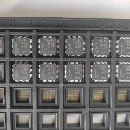 XMC4200-F64K256BAXQMA1 resmi