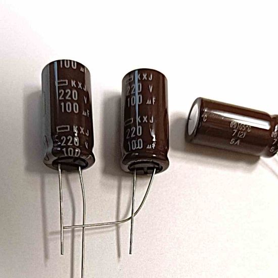100MF 220V 12.5x25 NİPPON ELKO KONDANSATÖR resmi
