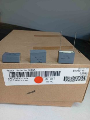 R75LN38204000K 820NF 250VAC 22.5 0.1 KEMET POLYESTER KONDANSATÖR resmi