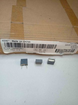 R745F1390BD0EJ 3.9NF 500VAC 10 0.05 KEMET POLYESTER KONDANSATÖR resmi