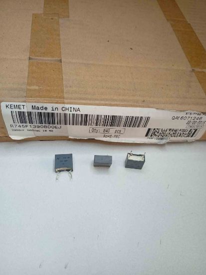 R745F1390BD0EJ 3.9NF 500VAC 10 0.05 KEMET POLYESTER KONDANSATÖR resmi