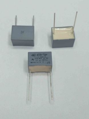 R463I3330DQ01K 330NF 310VAC 15 0.1 KEMET POLYESTER KONDANSATÖR resmi