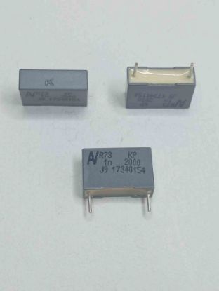 R73UI1100SE00J 1NF 2000V 15 0.05 KEMET POLYESTER KONDANSATÖR resmi