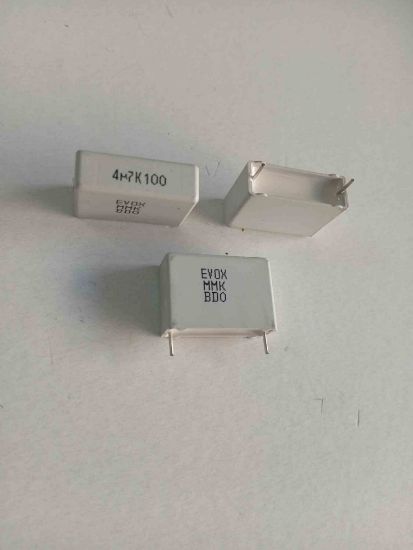 MMK22.5 475K100D15L4 TRAY 4.7MF 100V 22.5 0.1 KEMET POLYESTER KONDANSATÖR resmi