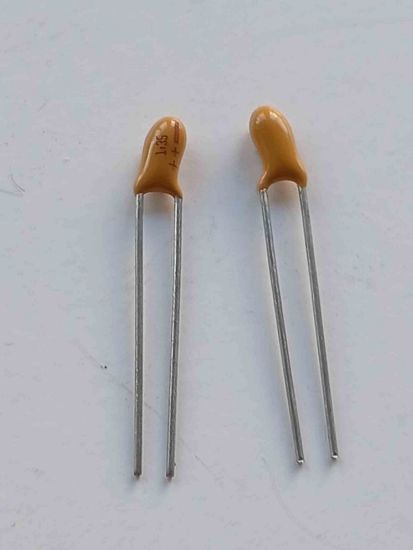 1MF 35V DAMLA TIP TANTAL KONDANSATÖR resmi